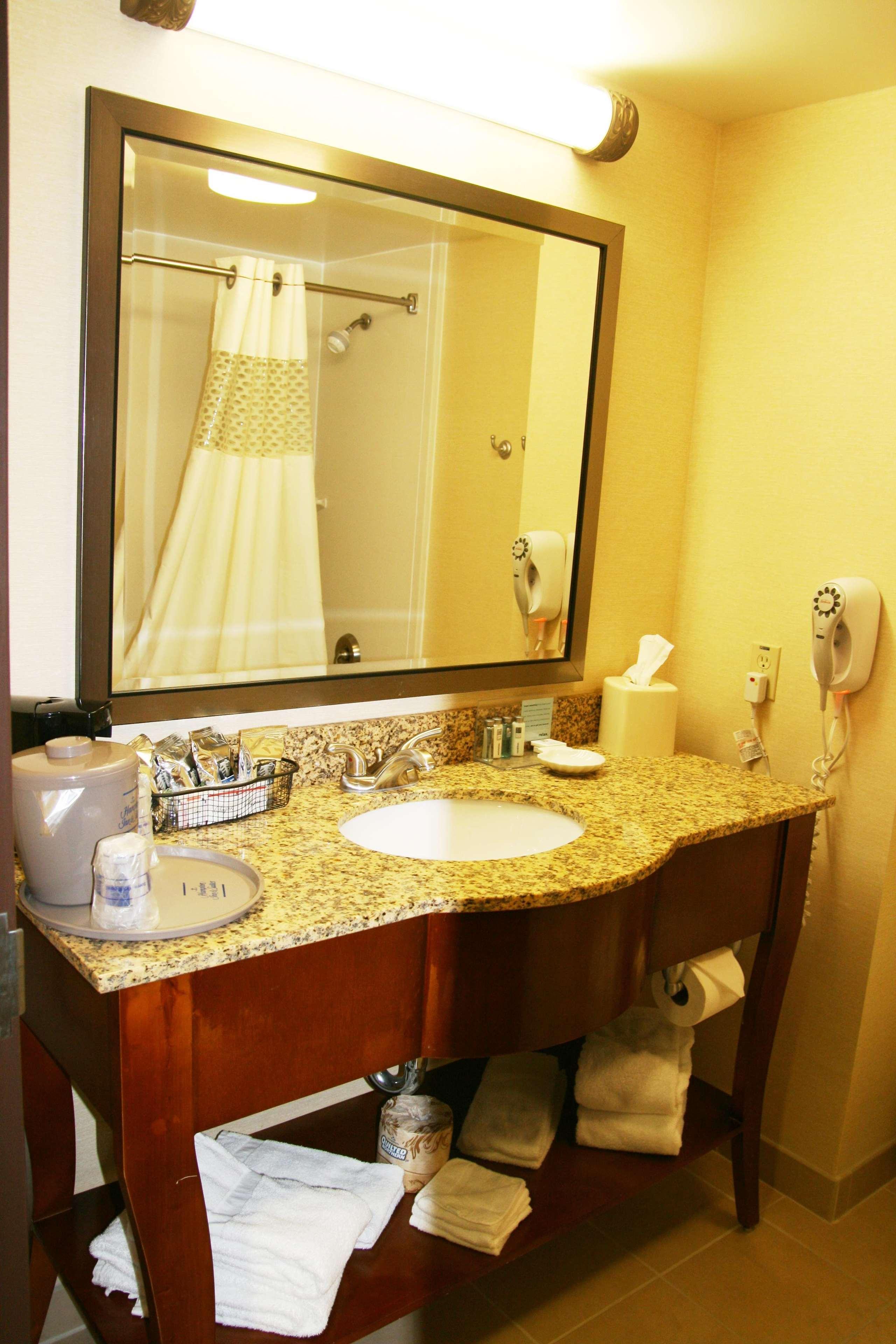 Hampton Inn & Suites Lancaster Oda fotoğraf