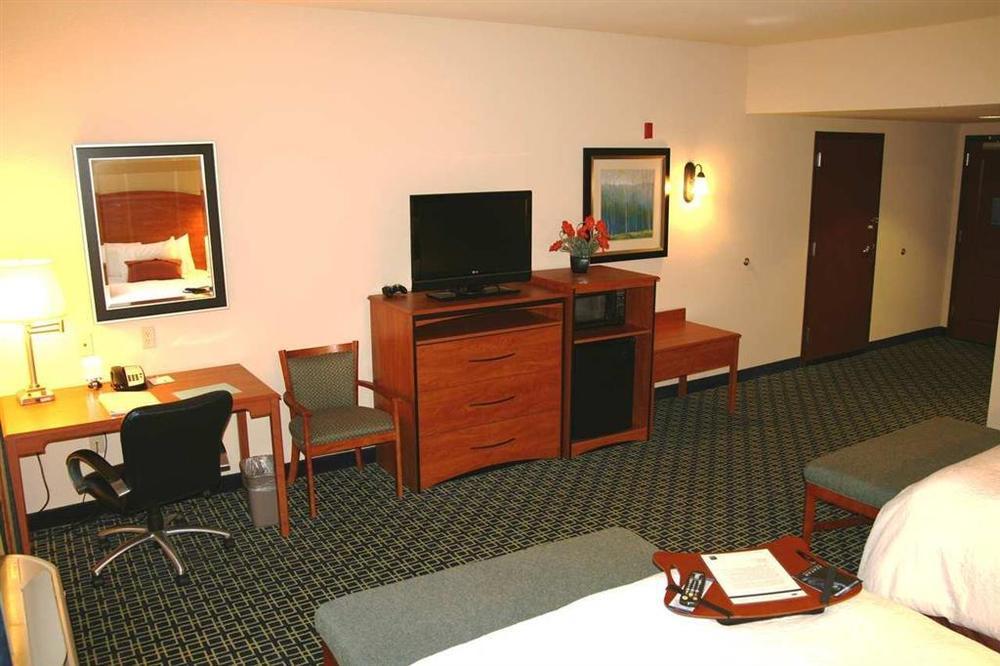 Hampton Inn & Suites Lancaster Oda fotoğraf