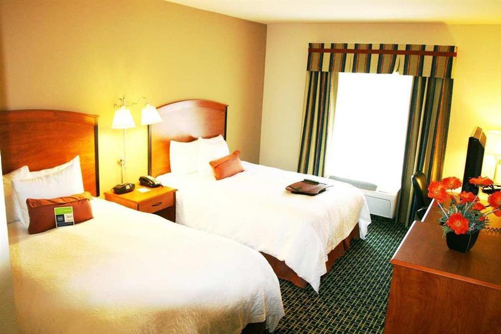 Hampton Inn & Suites Lancaster Oda fotoğraf